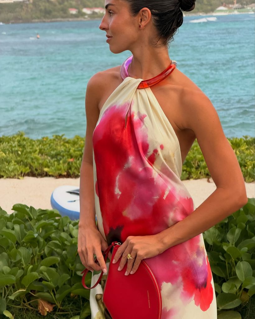 Carmen Montero Mundt después de su compromiso con George Russell con vestido elegante su espectacular anillo