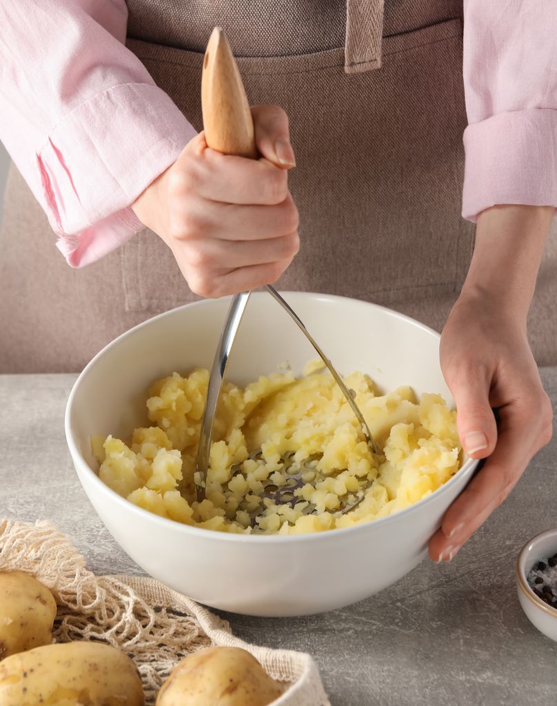 Es mejor prescindir de batidoras y robots de cocina y utilizar en su lugar una prensa manual para aplastar las patatas.