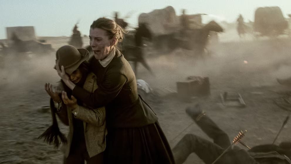 Sara y Devin tratan de huir del cruento enfrentamiento en el que se han visto inmersos