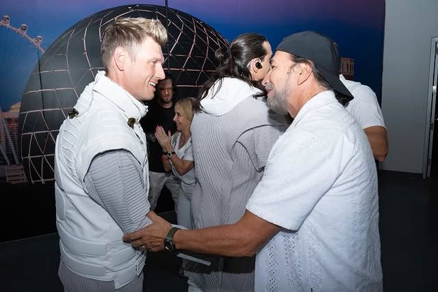 Marco Antonio Solís cumplió al pie de la letra con el dress code del evento, por lo que vistió completamente de blanco