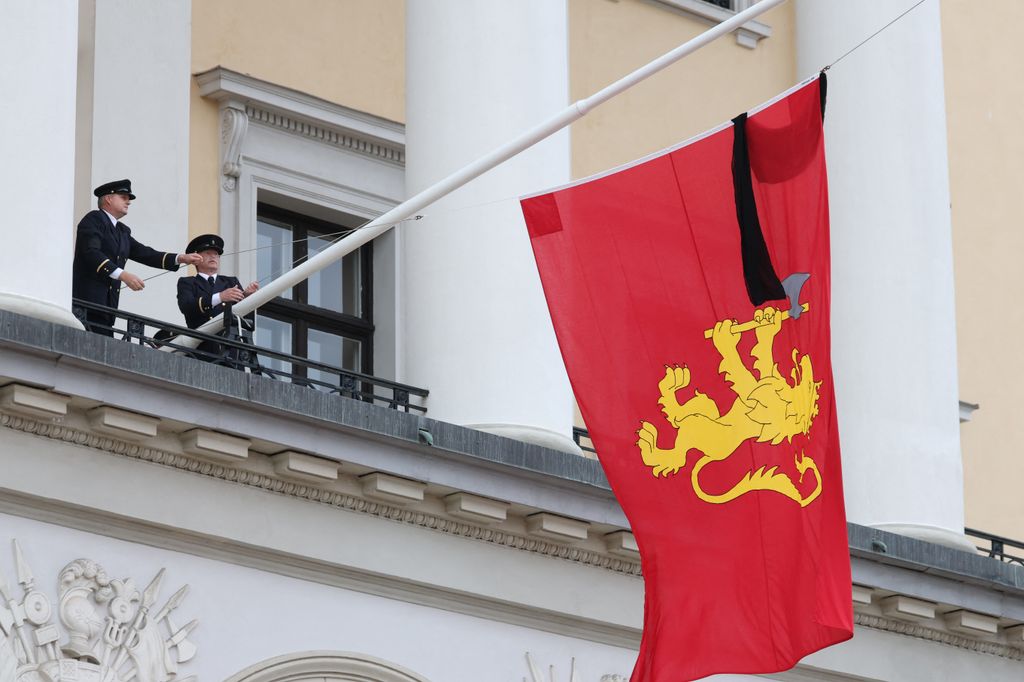 El Estandarte Real izado sobre la fachada del Palacio Real de Oslo