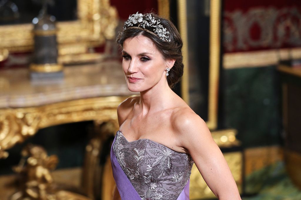 Doña Letizia haciendo uso de la tiara floral 