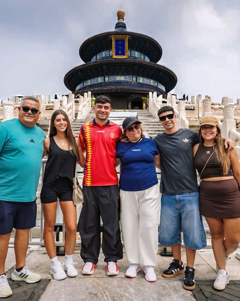 Pedri ha viajado a China junto a su familia y su novia
