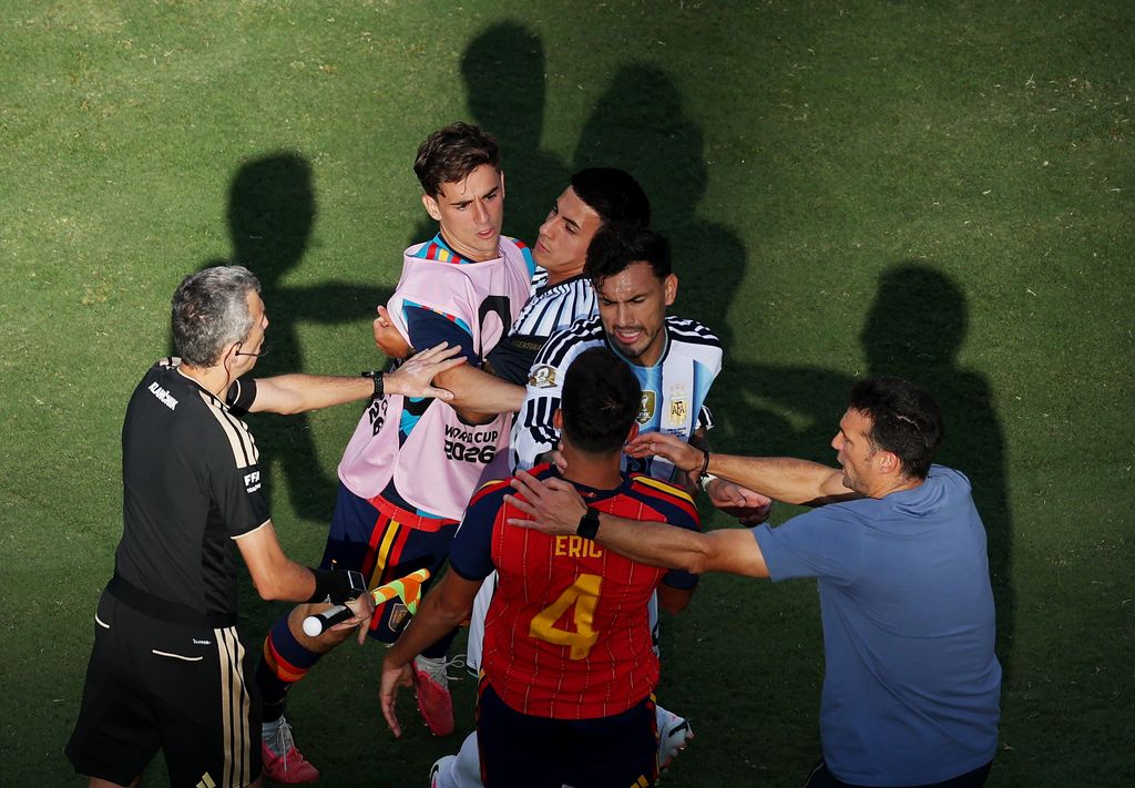 Leandro Paredes y Eric Garcia no contuvieron las emociones luego del silbatazo final 