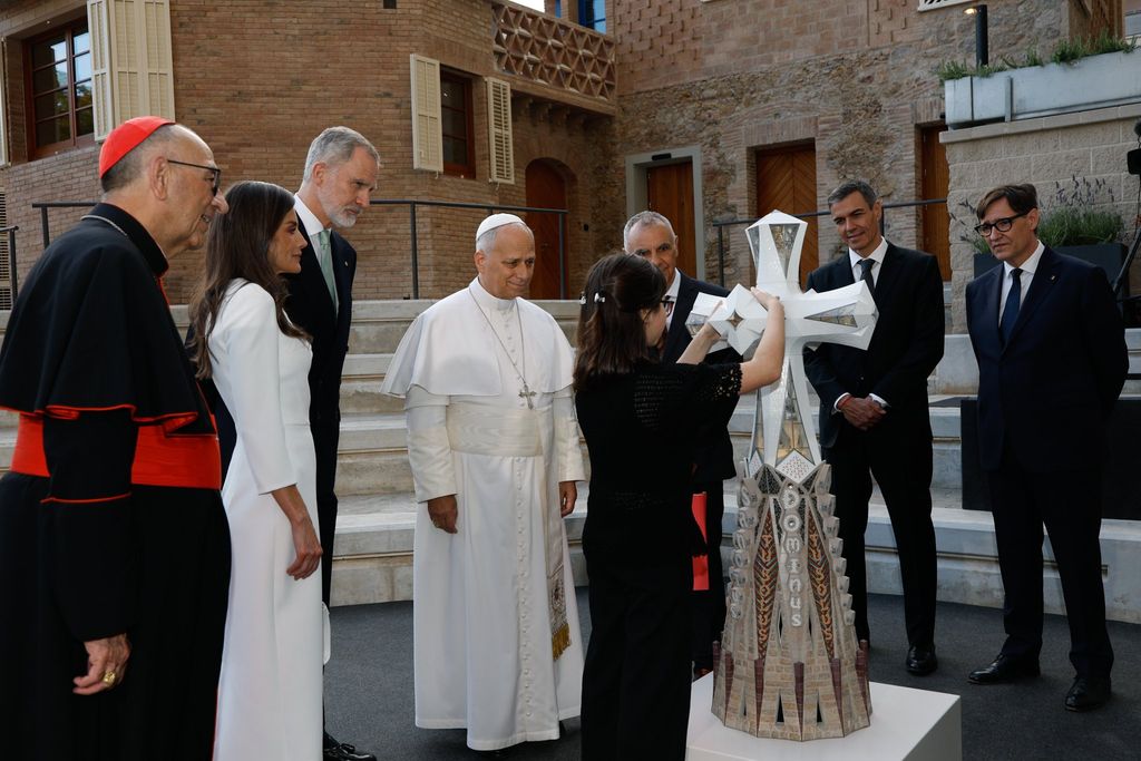 Felipe VI y Letizia de España junto a Francisco en evento religioso.