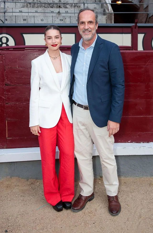 Santi Acosta con su hija Claudia en los premios Beef Awards (2024)