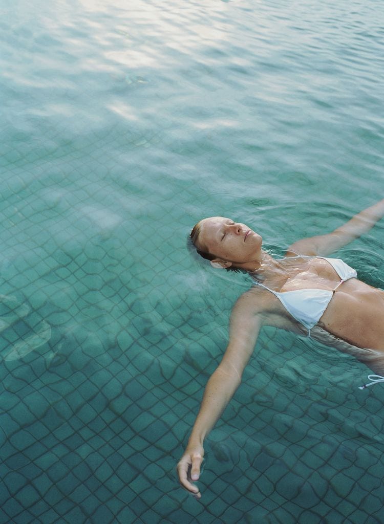 chica en el mar