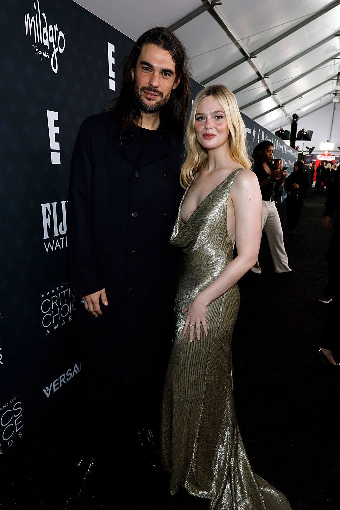 Oliver Laxe y Elle Fanning en los Annual Critics Choice Awards 2026