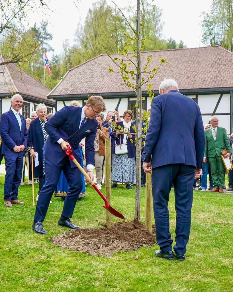 El hermano menor de Ingrid Alexandra, plantando un árbol