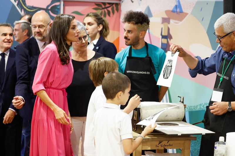 Doña Letizia en un taller de estampación de la Feria del Libro de Madrid 