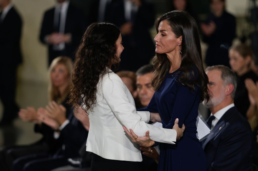 La reina Letizia, muy cariñosa con Andrea, la joven de 20 años, la misma edad que Leonor, que perdió a su madre en la Dana 