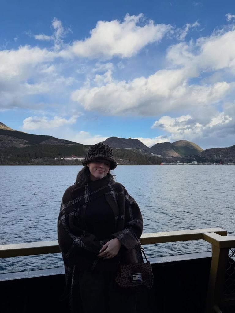 Regina Castro en su recorrido por el lago Hakone.