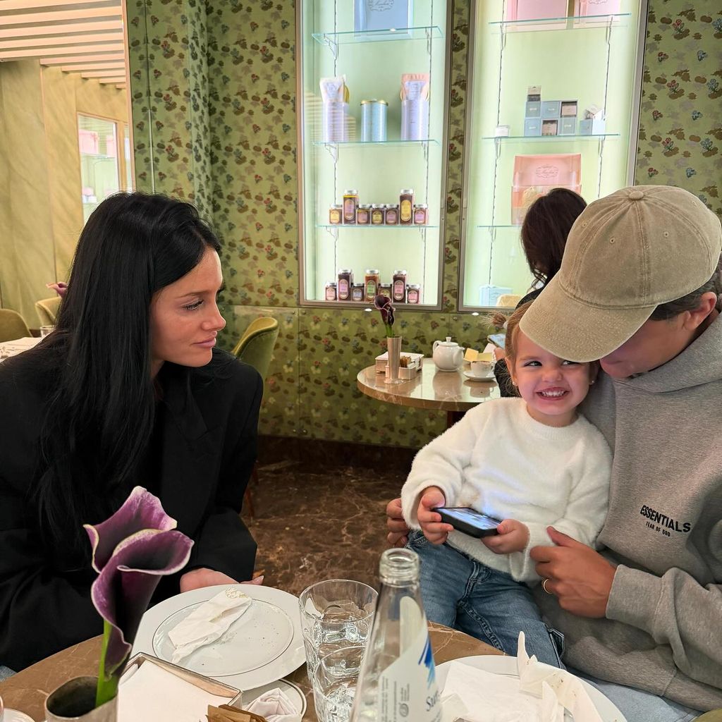 Oriana Sabatini y Paulo Dybala con su ahijada Bella.