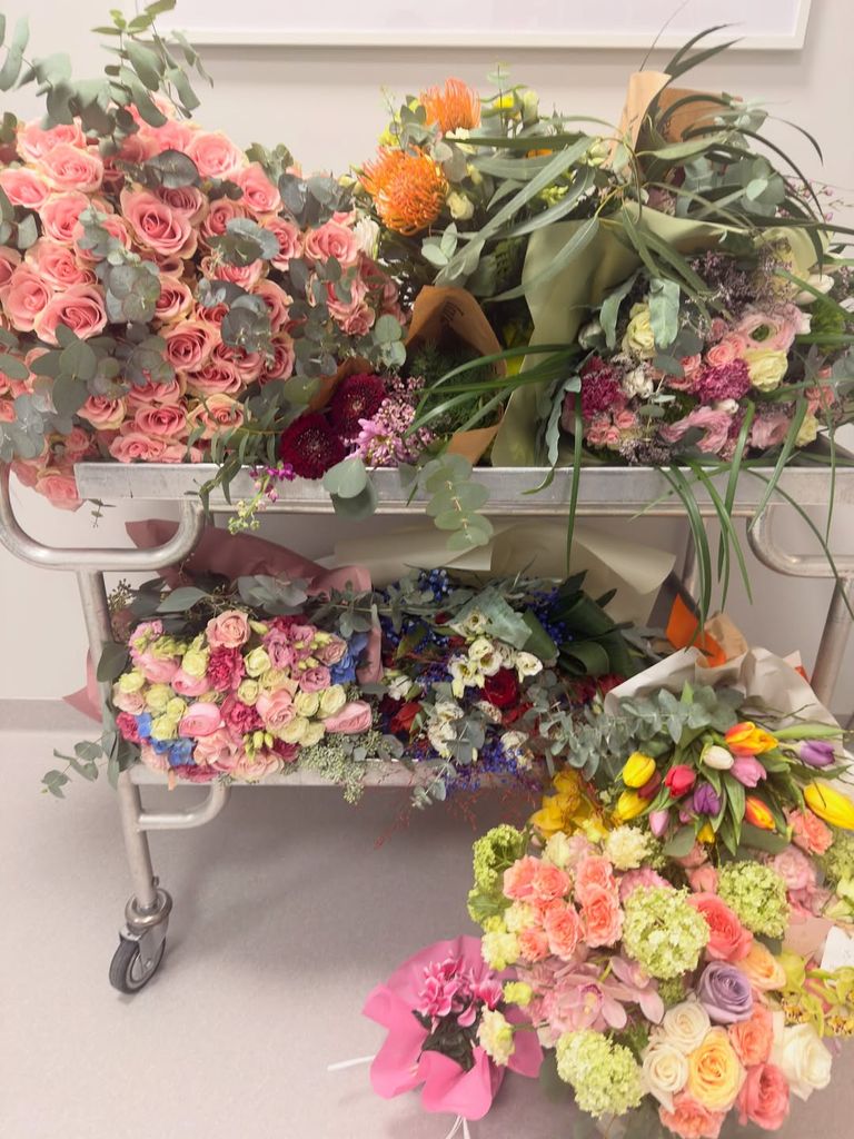 Los muchos arreglos florales que la esquiadora ha recibido en el hospital