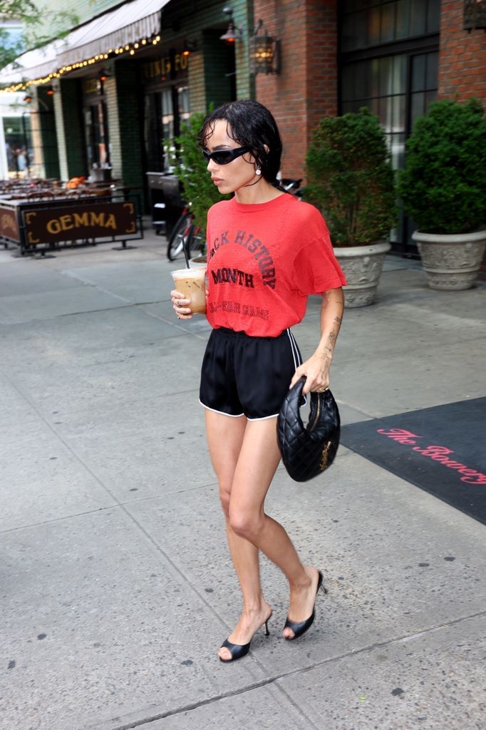 Zoë Kravitz lleva track shorts en Nueva York.