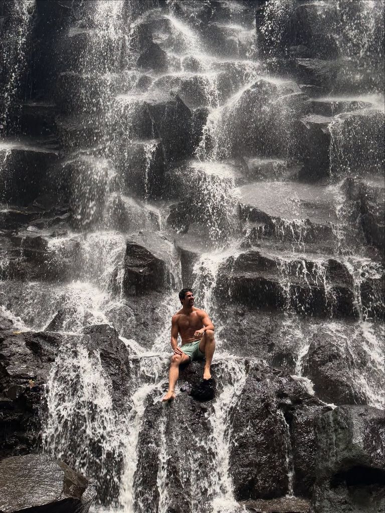 Miguel Ángel Muñoz en la cascada Kanto Lampo, Bali