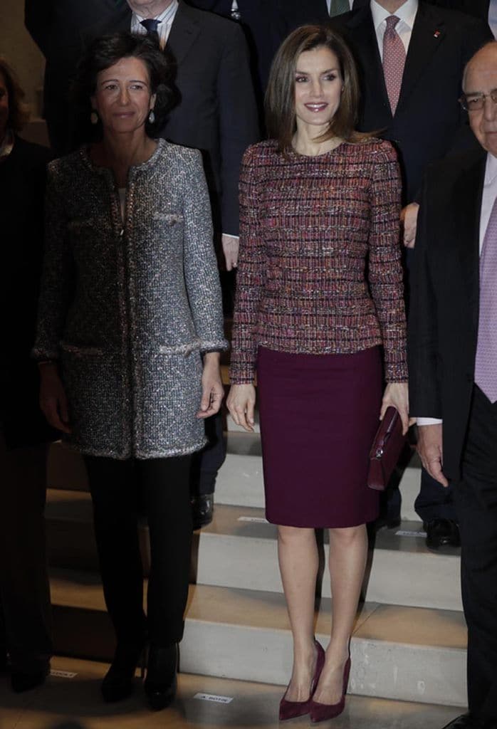 Foto de familia de la reina Letizia con el patronato de la Fundación de Ayuda contra la Drogadicción. A su derecha, Ana Botín, miembro del patronato y una de las personalidades inspiradoras de España. Se trata de la única mujer entre las 25 personas más influyentes del país de 2016, según una lista elaborada por la revista Forbes copada por altos directivos del sector empresarial © Fernando Junco
