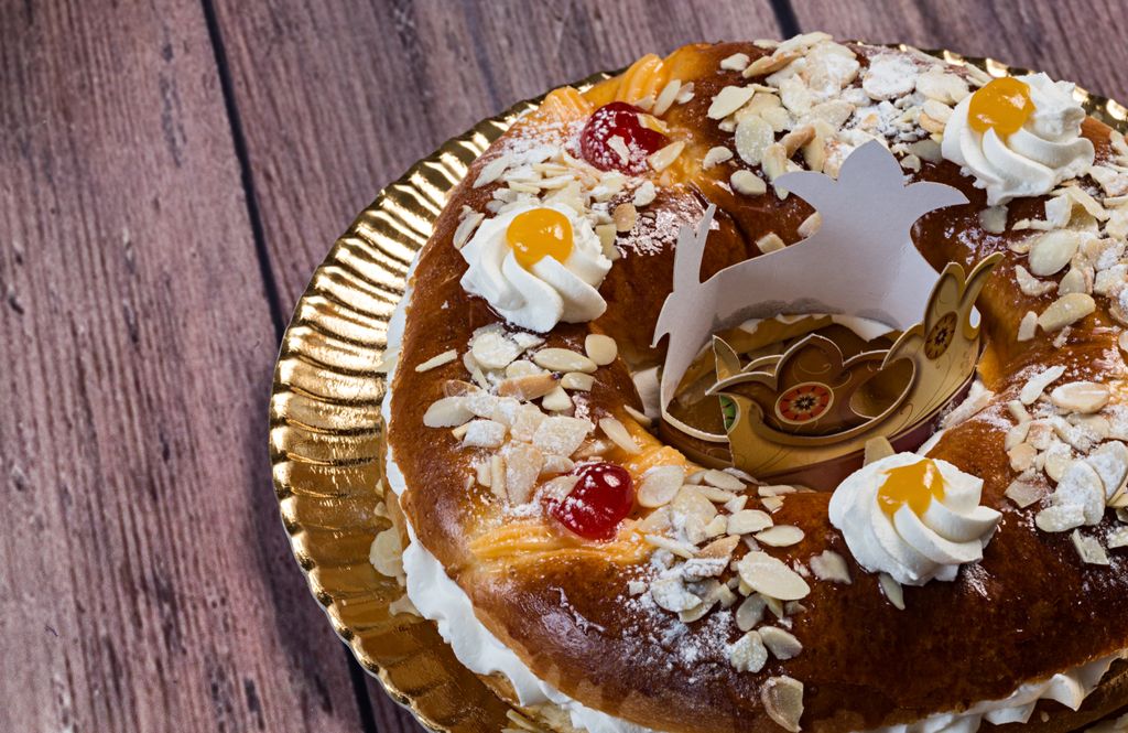 La corona de la Almudena se puede rellenar con nata, trufa, crema pastelera, etc.