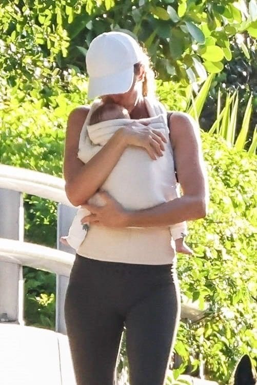 Gisele Bündchen aprovechó para llenar de besos a su bebé de tres meses