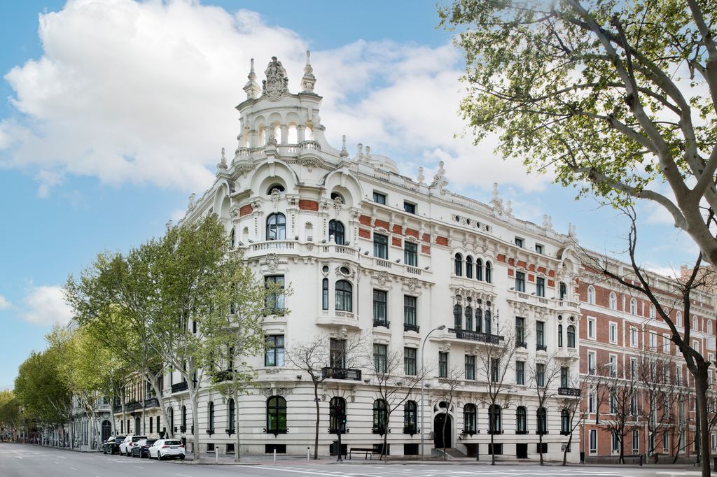 En el hotel Palacio del Retiro, Autograph Collection, se puede disfrutar de la cocina de su restarante Crin y de la coctelería de Catalina de Urquijo cocktail bar.