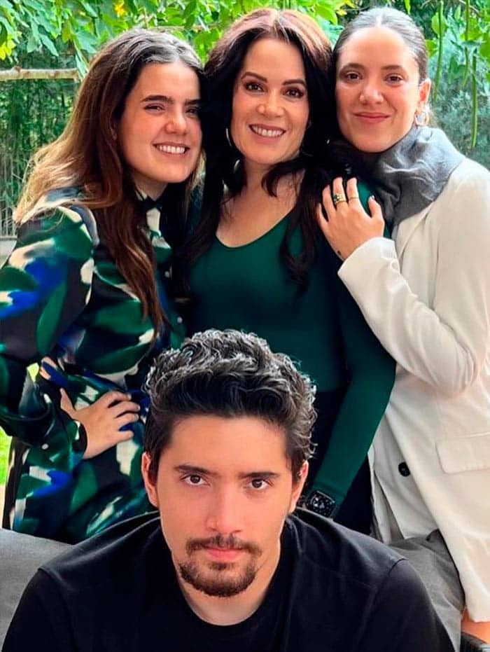 América Guinart y sus hijos 