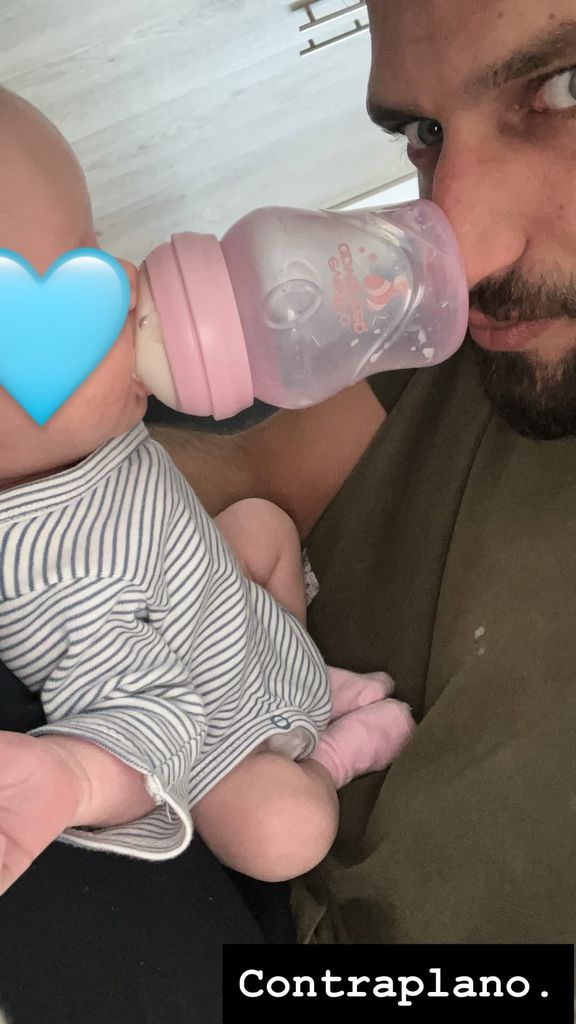 Jesús Castro muestra la curiosa manera en la que la da el biberón a sus hijos.