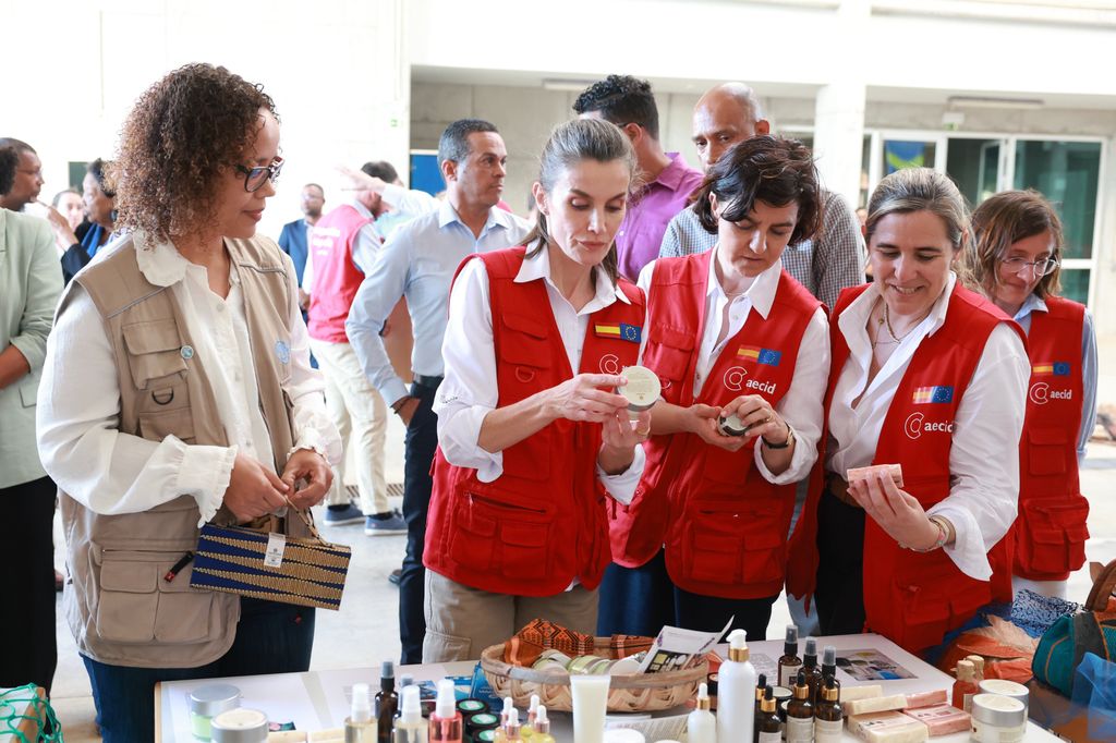 La reina Letizia conoce varios proyectos para la economía azul en el Ocean  Science Centre Mindelo (Isla de San Vicente)