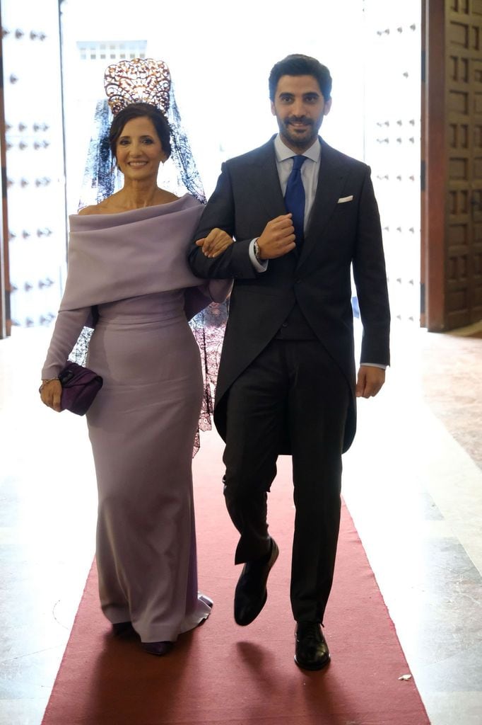 Look de madrina con mantilla lavanda