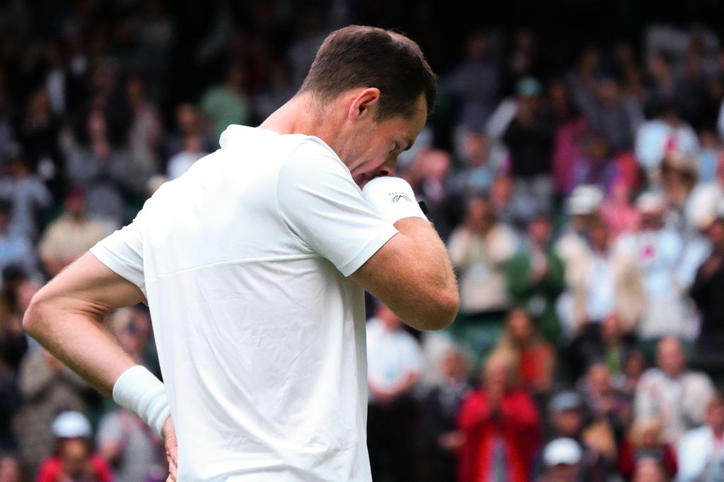 Andy Murray llora en su homenaje de despedida en Wimbledon el 4 de julio de 2024

