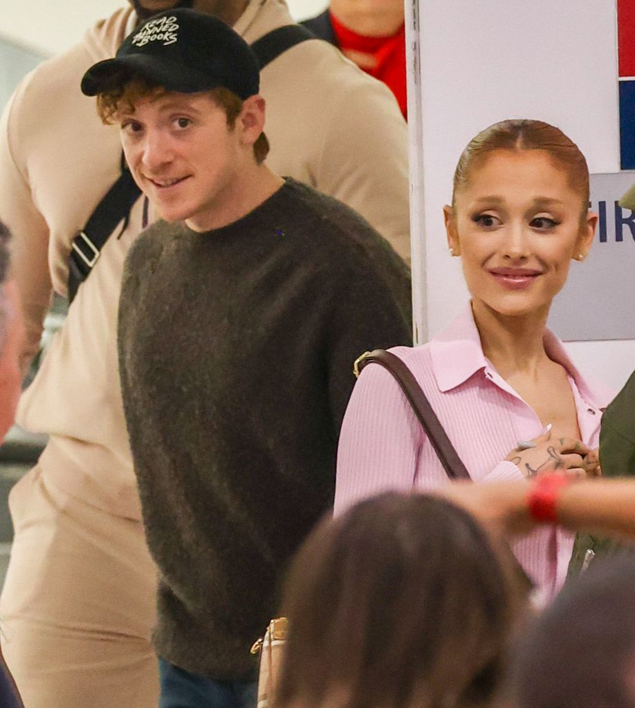 Ariana Grande y su coprotagonista y novio Ethan Slater
