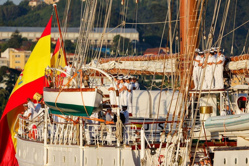 La princesa Leonor llega a Ferrol dejando una imagen única: arropada por  doscientos barcos