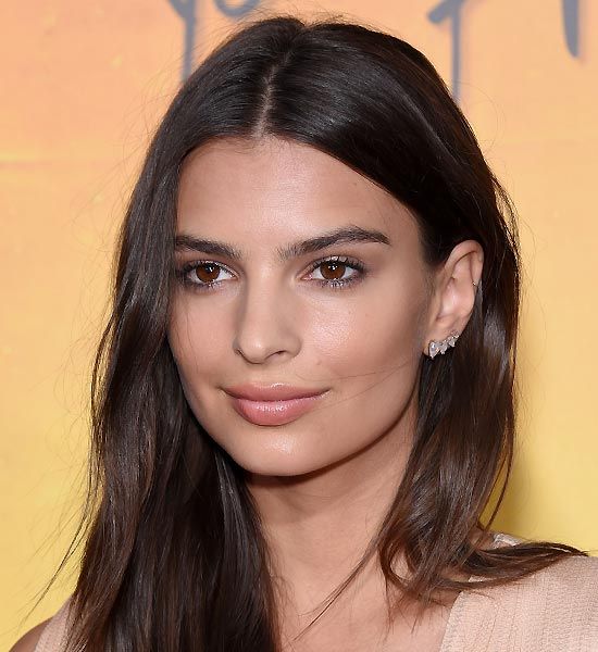 Emily Ratajkowski suele confiar en los tonos naturales para sus looks de maquillaje. Tal y como ella ha contado, prefiere estas tonalidades para evitar que sus rasgos, ya de por sí marcados, queden demasiado exagerados.
