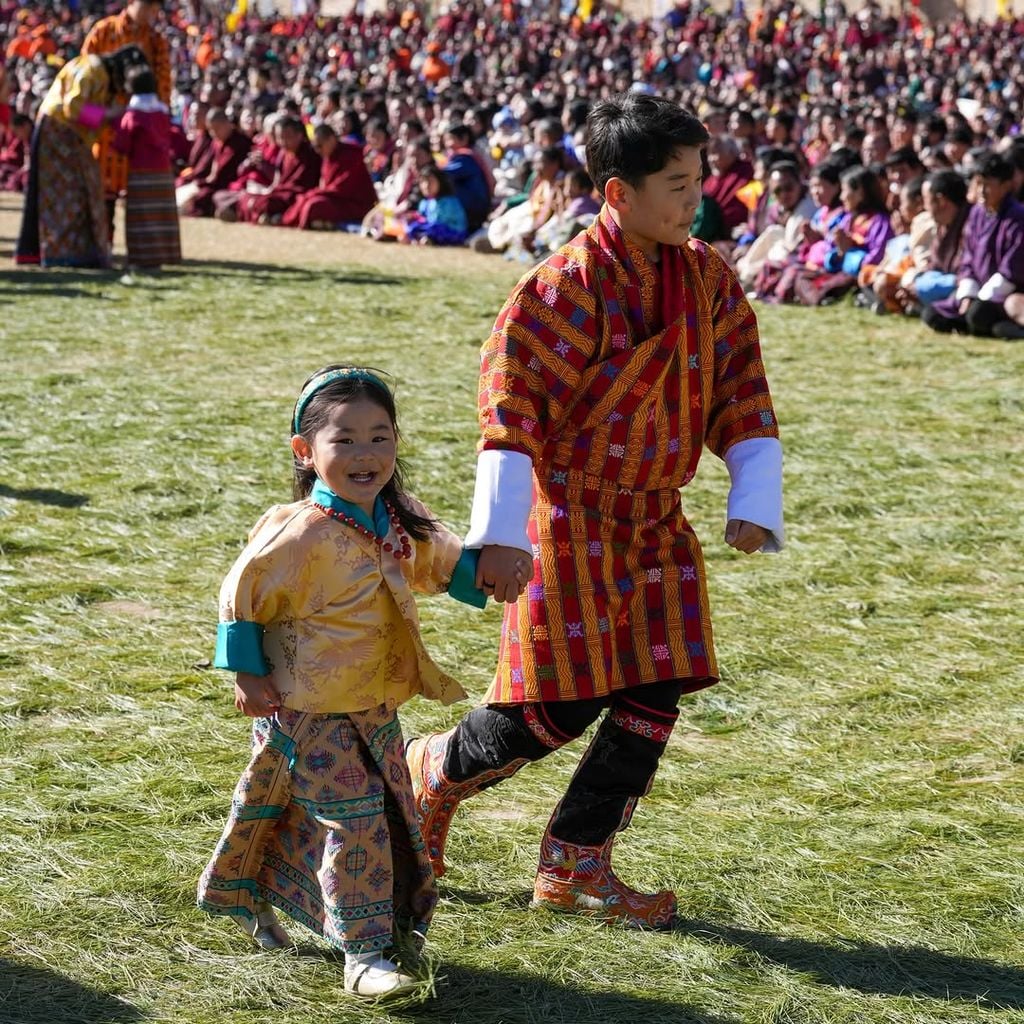 Dos de los hijos de los reyes de Bután