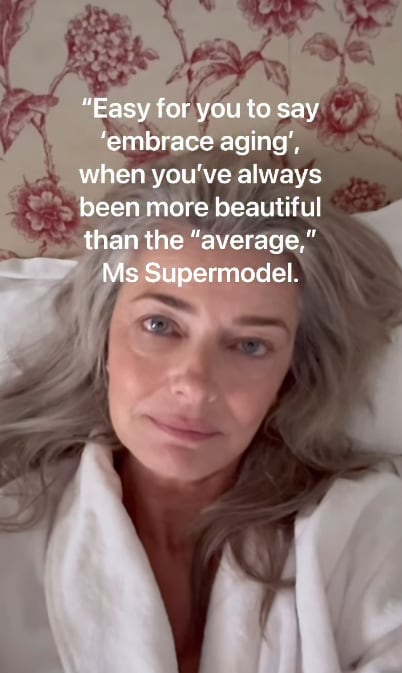 Paulina Porizkova con albornoz blanco sin maquillaje en la cama