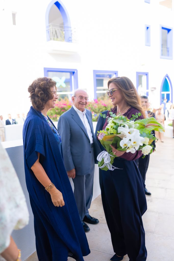 La reina Rania de Jordania en la inauguración de la exhibición de arte 'Layered Becoming' en Aqaba