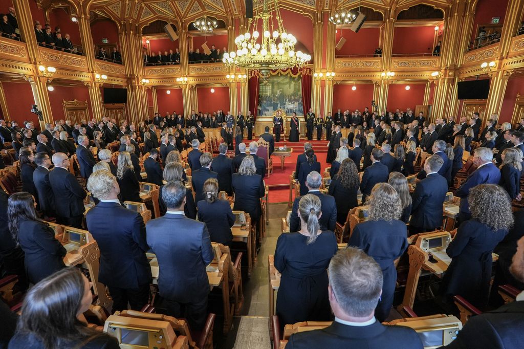 Vista general de la ceremonia en la que el rey Haakon VIII de Noruega (al fondo, en el centro) presta juramento ante la Constitución en la Cámara Principal del Parlamento noruego, el Storting, en Oslo, el 1 de septiembre de 2026