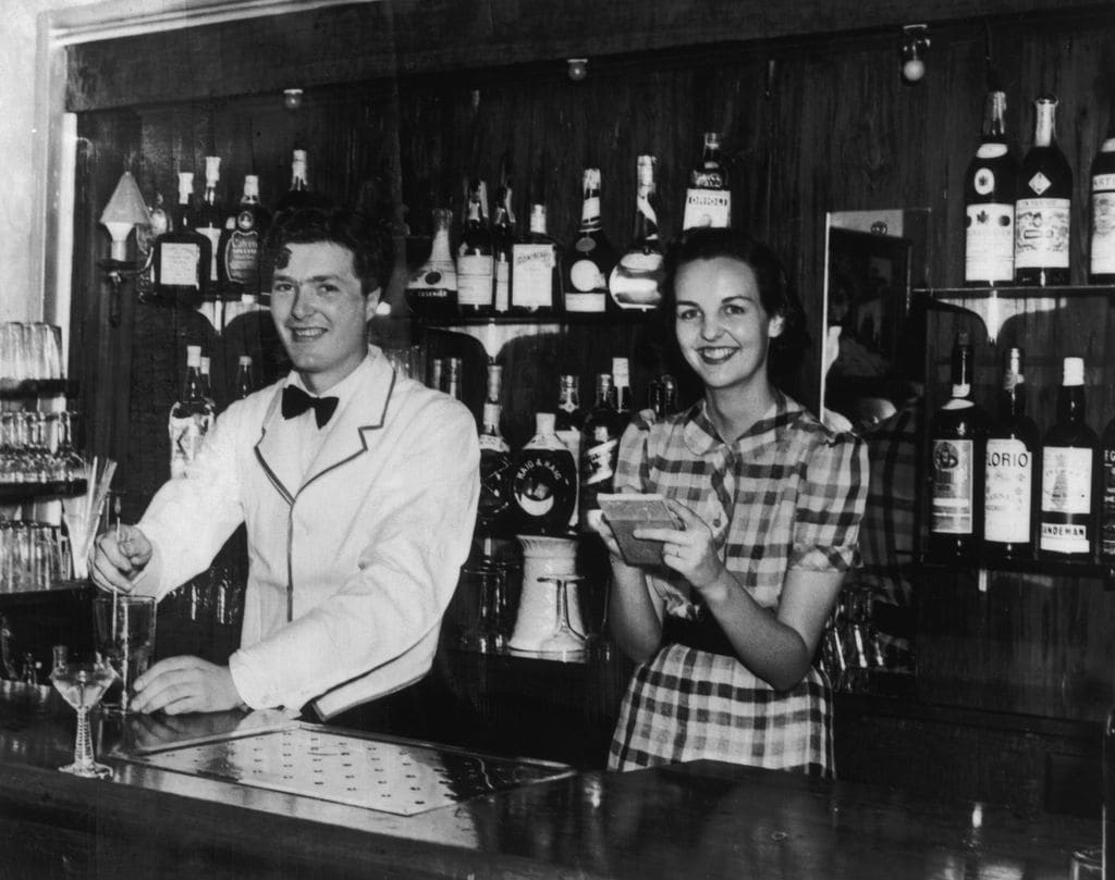 Jessica Mitford con su marido Esmond Romilly, con quien se fugó a España