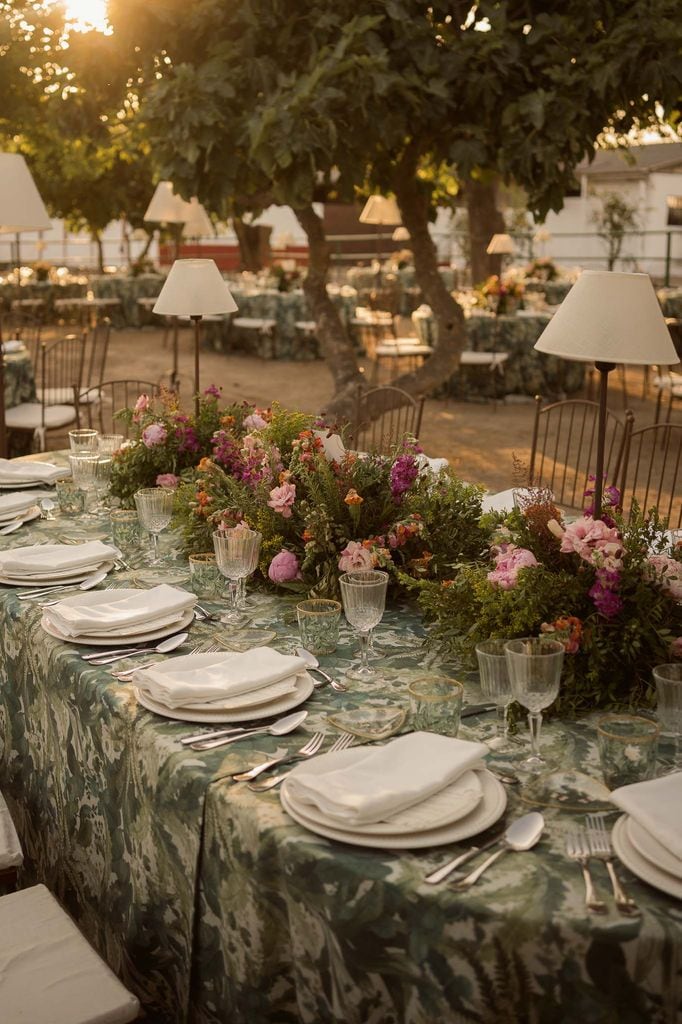 Mesa de boda con tonos rosas