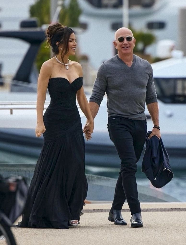 Lauren llevaba impresionante con un vestido negro, tomado por su futuro esposo, el multimillonario Jeff Bezos.