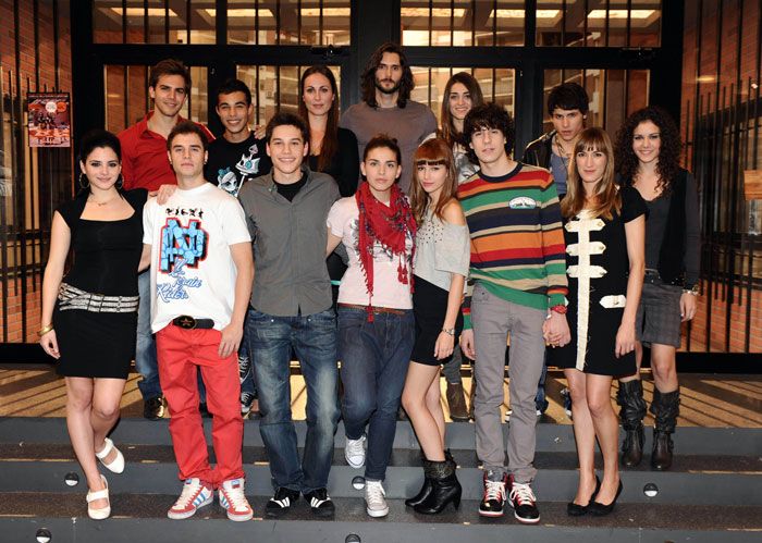 Maxi Iglesias, Úrsula Corberó, Angy Fernández, Andrea Duro, Ana Mián, Javier Calvo y Blanca Romero en 'Física o Química'