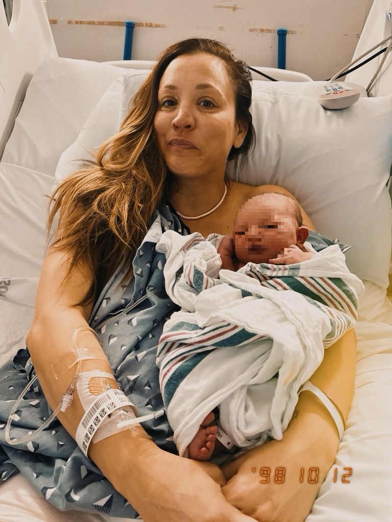 Kaley Cuoco, junto a su segunda hija 
