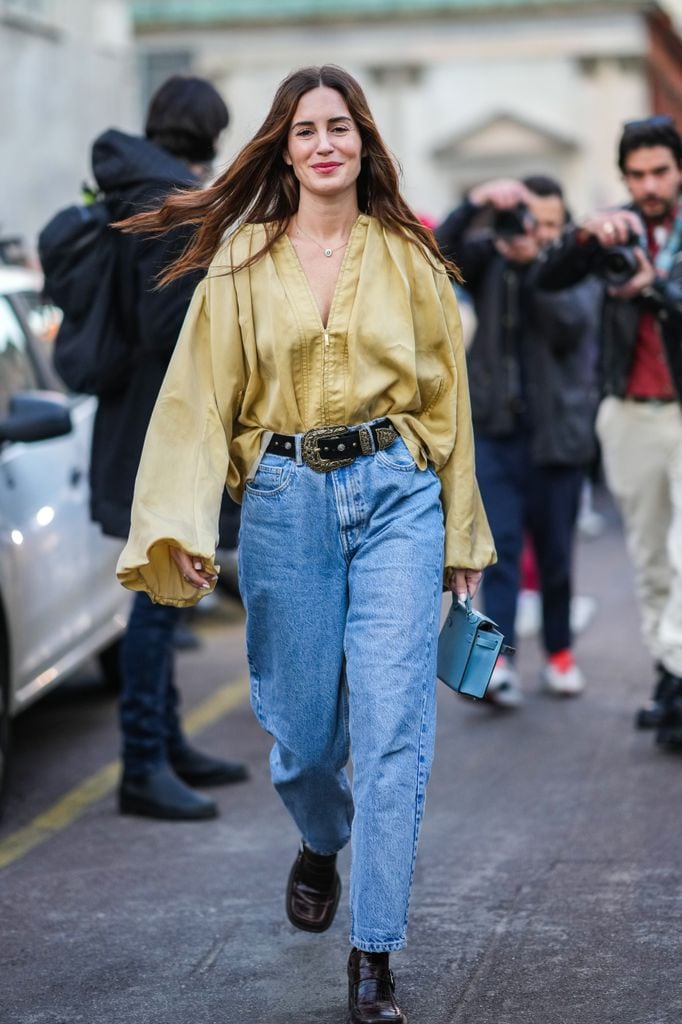Cómo llevar las blusas bohemias que son tendencia en primavera 2025