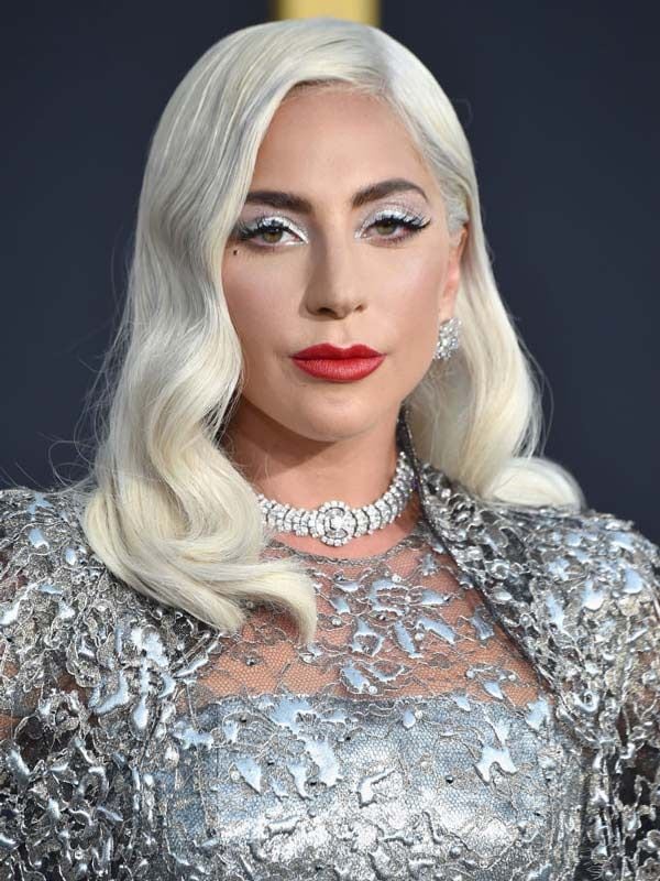 Lady Gaga con vestido metalizado 