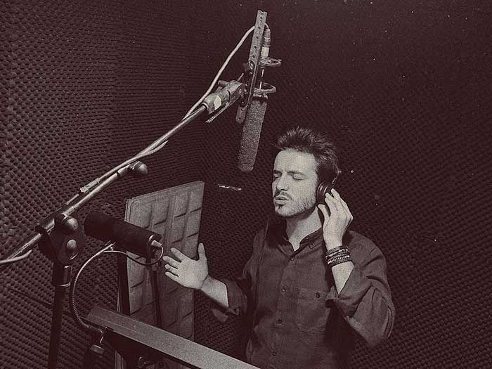 Javier Erro cantando
