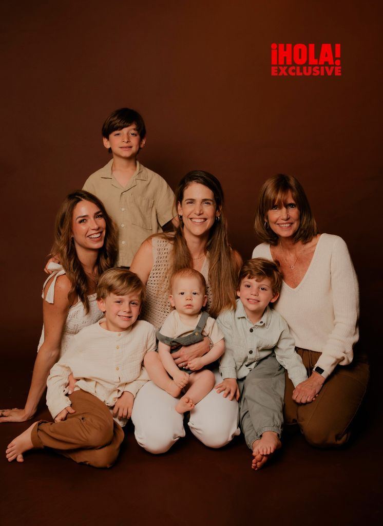 Alessandra Villegas con su hijo Daniel Alejandro, su hermana, sus sobrinos y su madre.