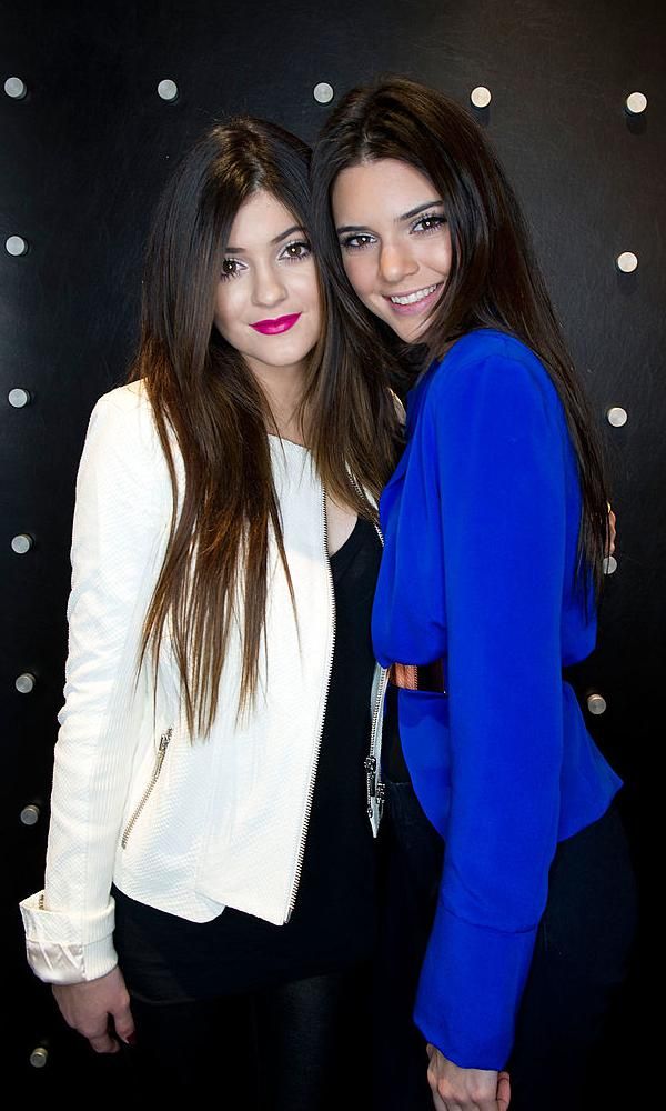 plano americano de kylie y kendall jenner con cabello suelto y liso