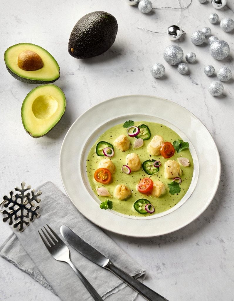 Vieiras con crema de aguacate.