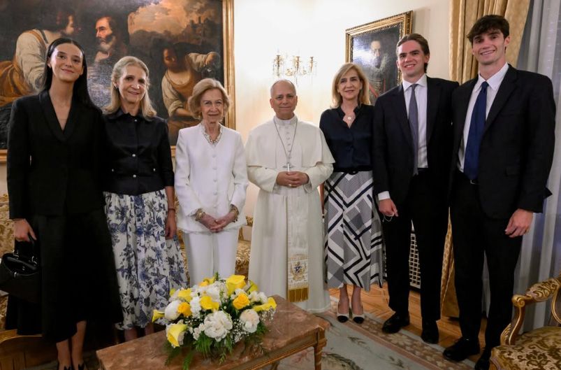 La reina Sofía, sus hijas y tres de su nietos, con el pontífice en la Nunciatura