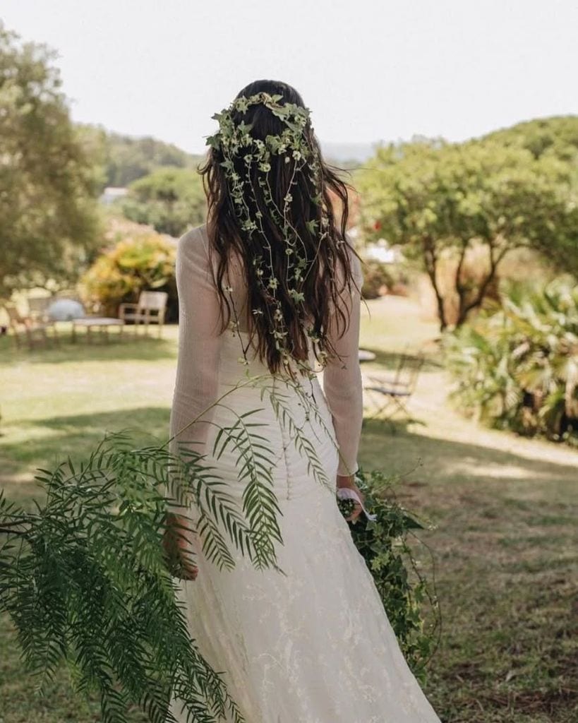 Semirrecogido con flores para novias verdes