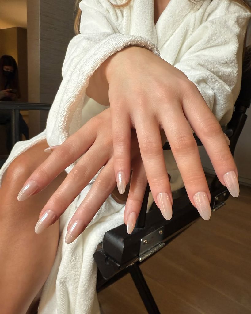 Puedes darle un giro al naked mani con un acabado aperlado.